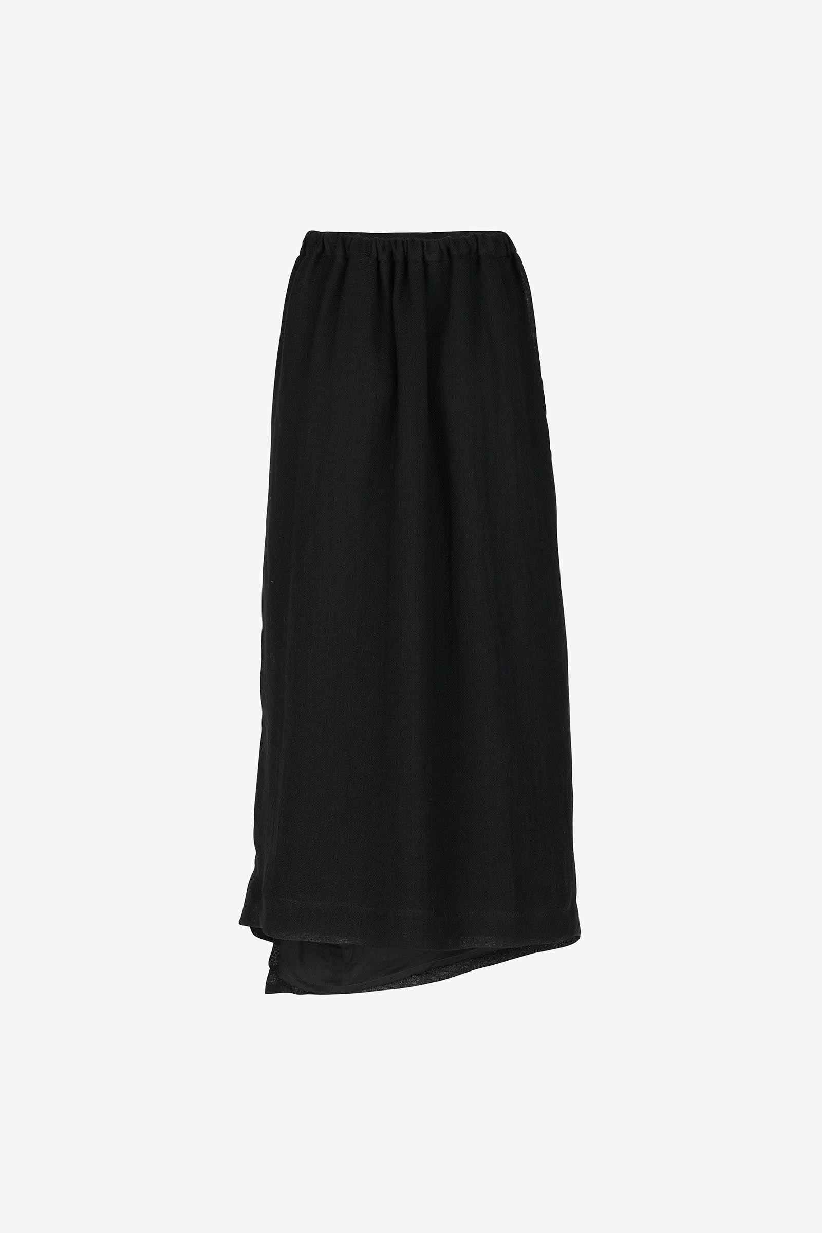 Skirt with frontal crease